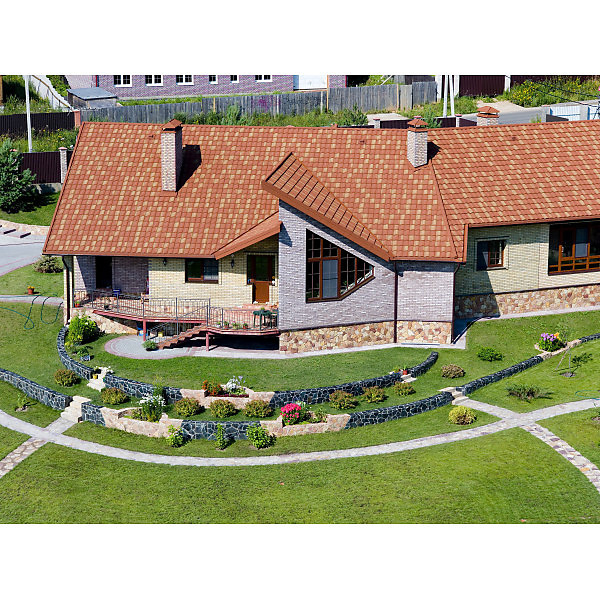 Композитна черепиця Metrotile Roman Tuscany помаранчевого кольору на даху середземноморського будинку